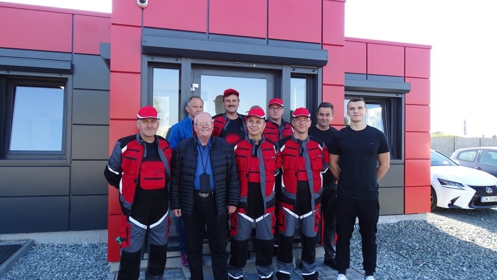 Das Team von Sanrotech24 in Berlin Charlottenburg hinter einem Van Abflussreinigung Berlin