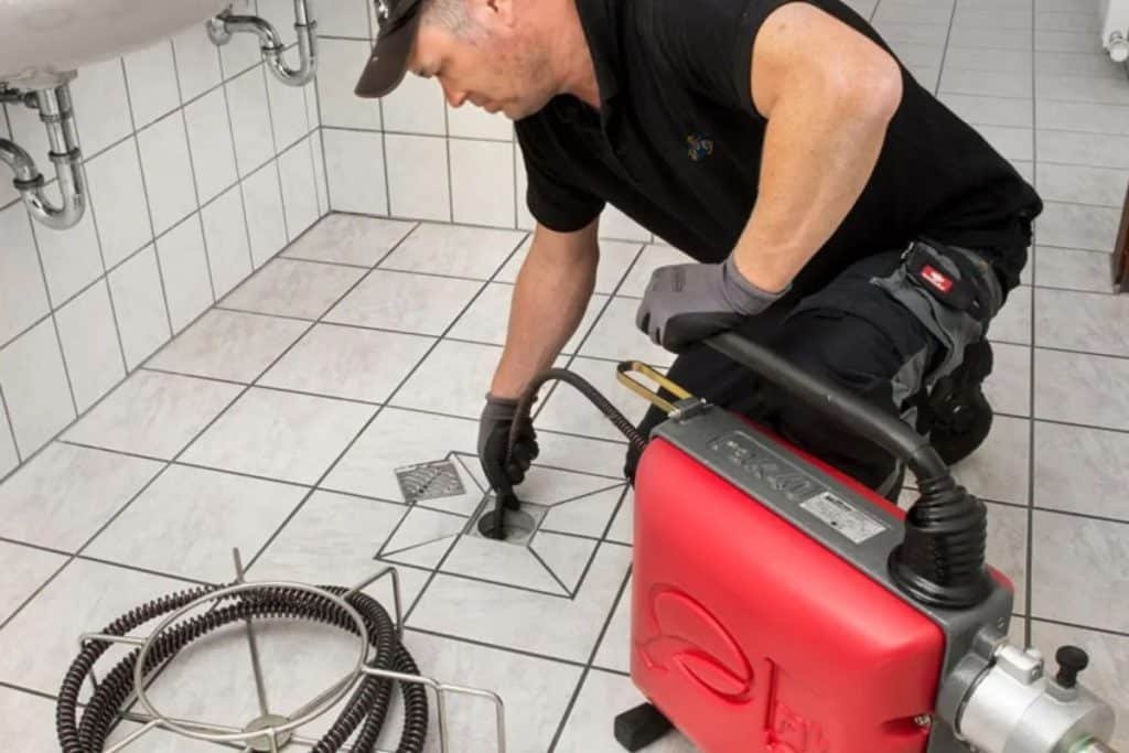 Sanrotech24 aus Berlin Charlottenburg bei der Abflussreinigung Berlin mit der mechanischen Spirale