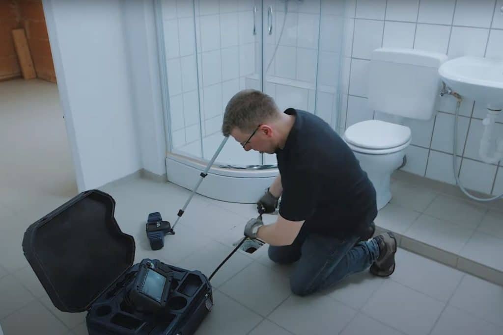 Sanrotech24 aus Berlin Charlottenburg bei der Kamerainspektion eines verstopften Rohres mit einer Rohrkamera